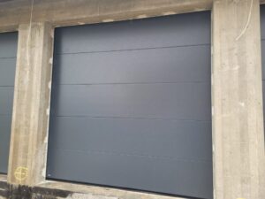 Montaż bram garażowych Nice – panel Silk Design Antracyt